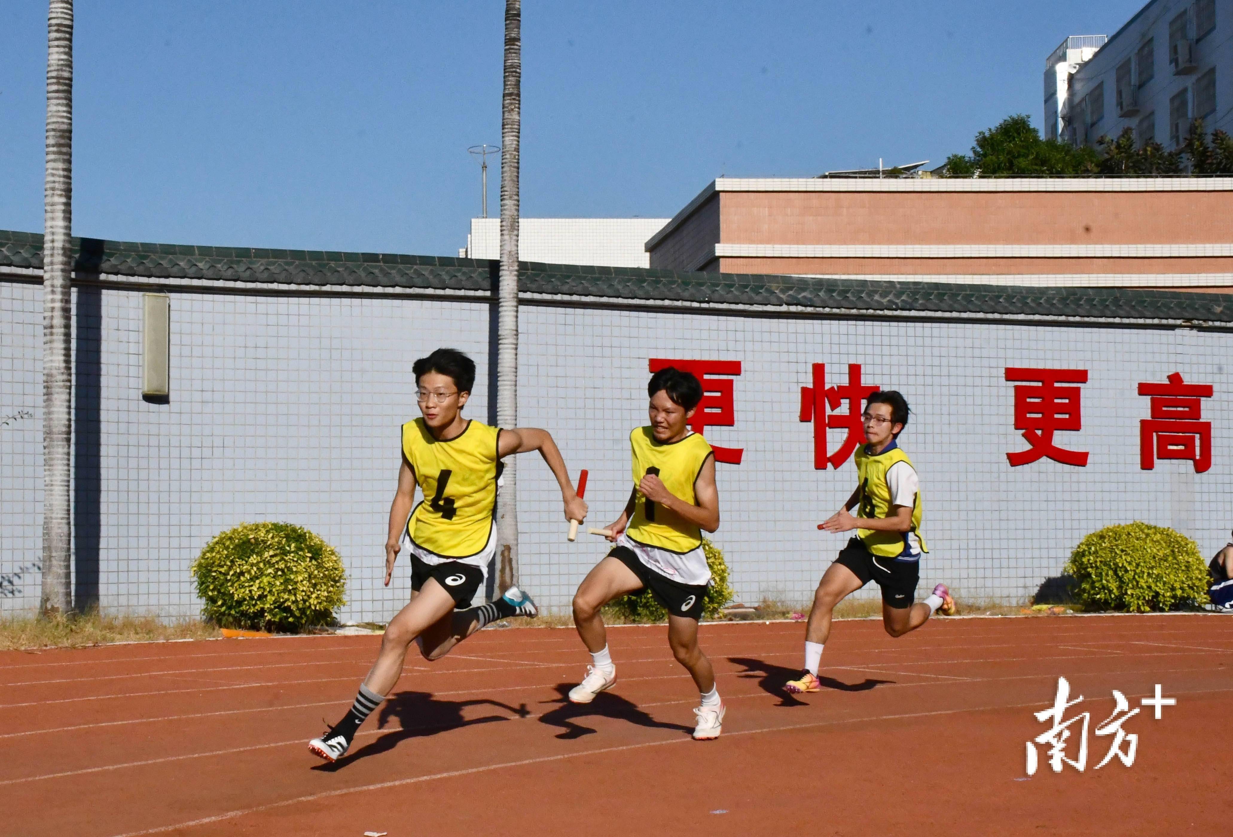 关于联赛进程激烈,百米冲刺精彩纷呈的信息 关于联赛进程激烈,百米冲刺精彩纷呈的信息